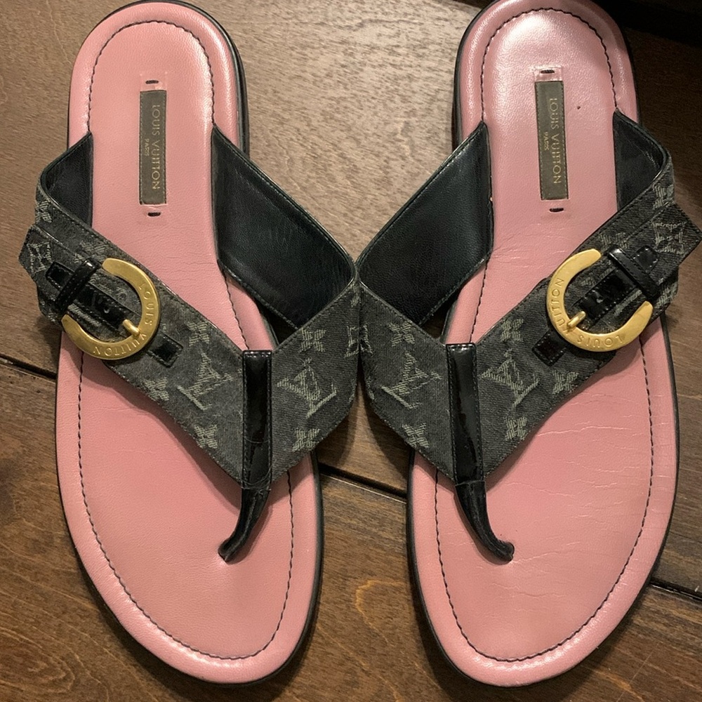 Louis Vuitton Flip Flops with gold buckle and mauve base in size 38.